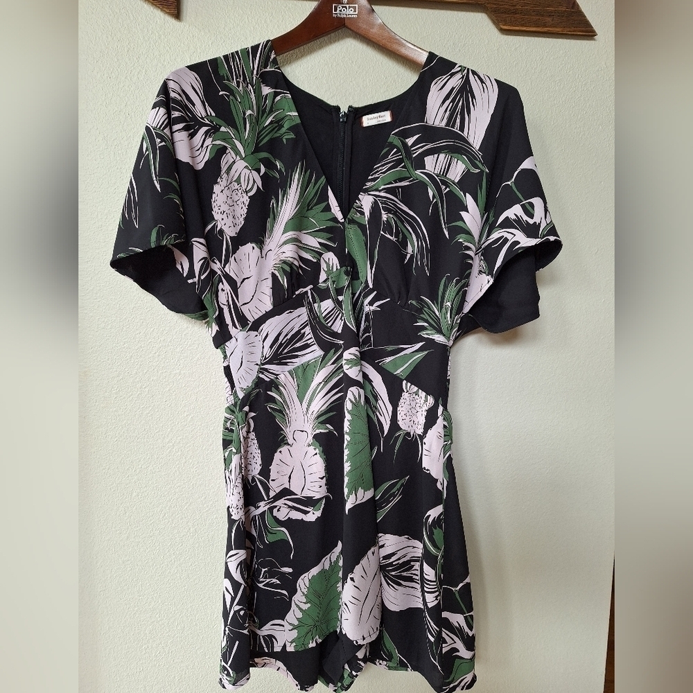 Aritzia Sunday Best Floral Romper. Short sleeves. Pockets. Womens size 8